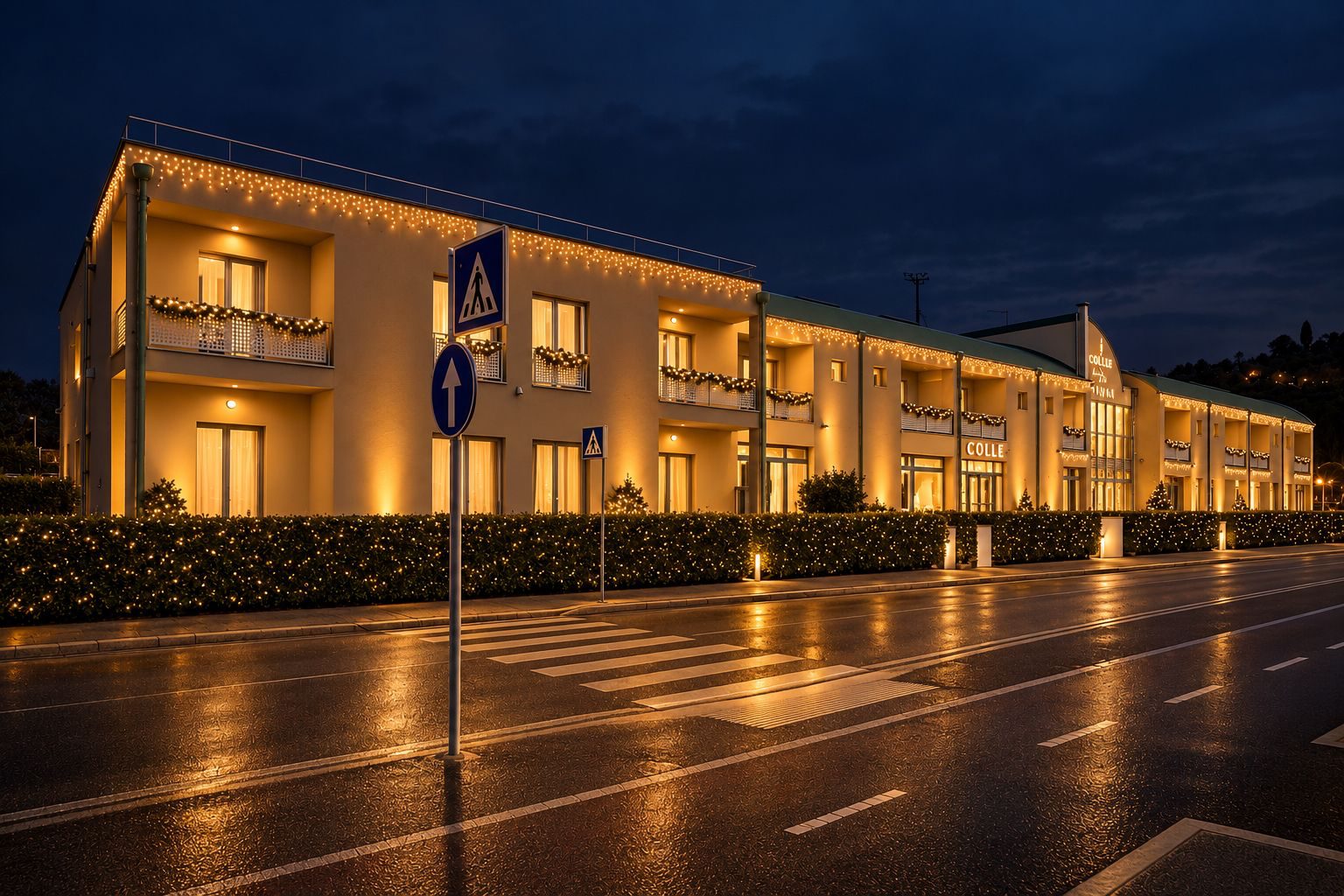 ASC Hotel Arezzo illuminato per Natale, con luci sulla facciata e sulle siepi